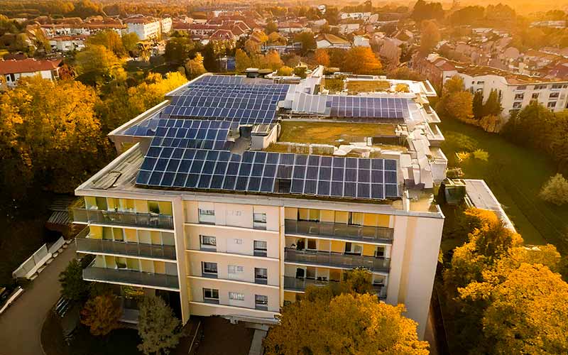 Casa moderna con paneles solares y tecnología inteligente.